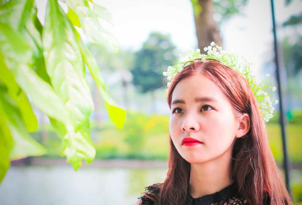 woman standing in front of green leafed tree